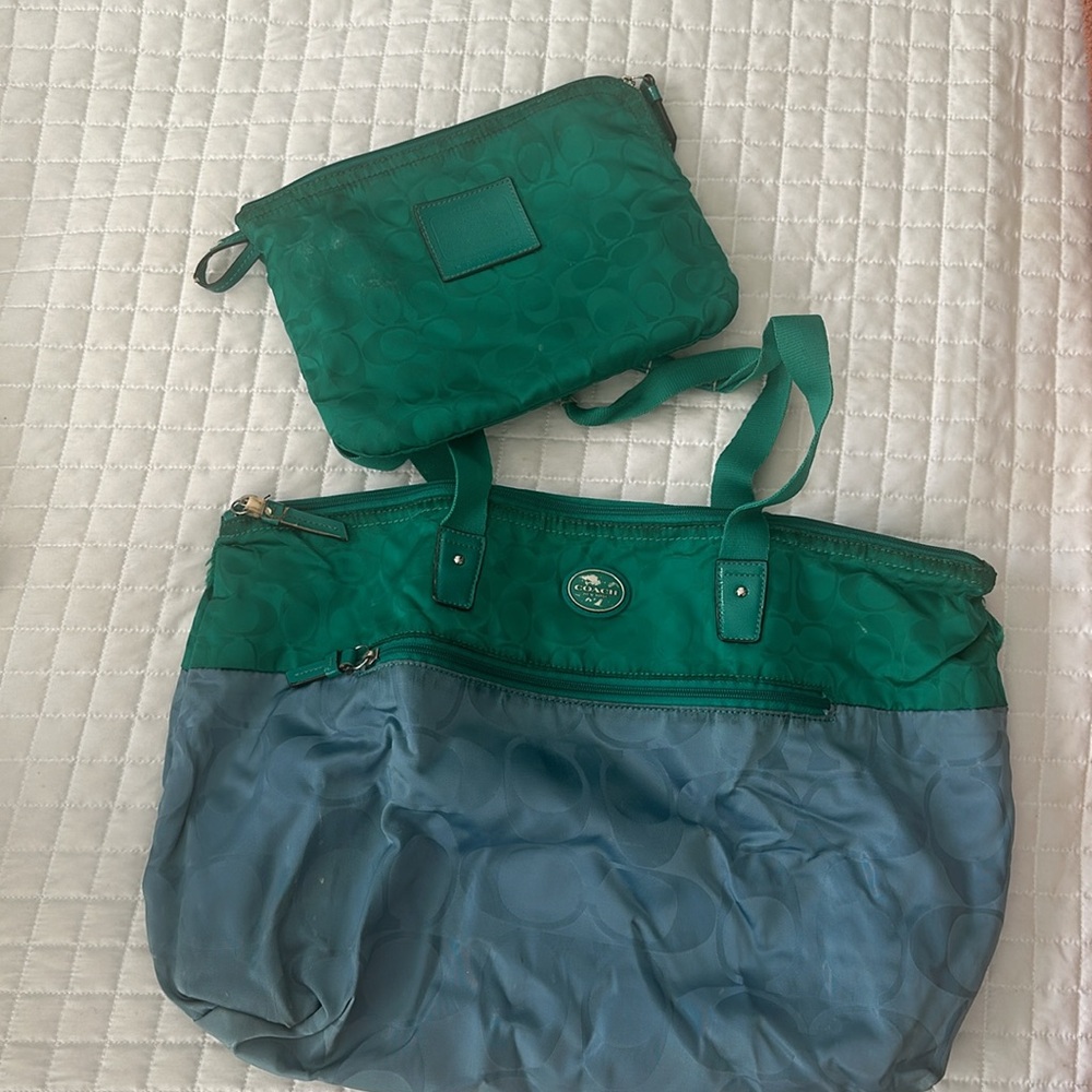 Weekender bag w/ carrying case that doubles as inside pocket for bag.